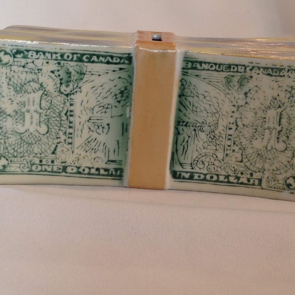 Bank of Canada 1 Dollar Bill Piggy Bank - Picture 3 of 6